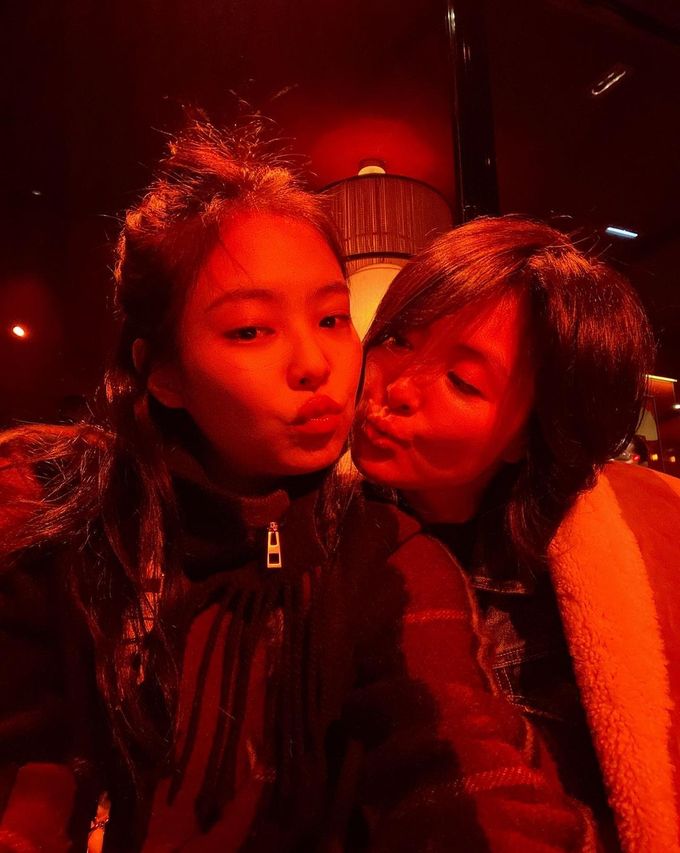  "언니 아니야?" 블랙핑크 제니 ‘초동안’ 母와 함께한 사진 공개!!
