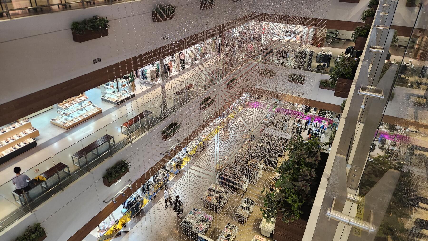 울산 신선도원몰 상층에서 바라본 각 층별 매장과 내부 인테리어