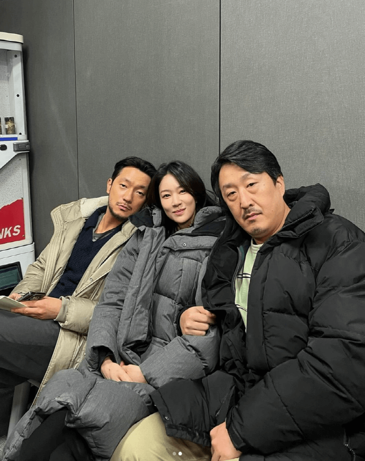 살인자O난감의 손석구와 현봉식과 함께 사진을 찍은 오혜원(출처:오혜원 인스타그램)