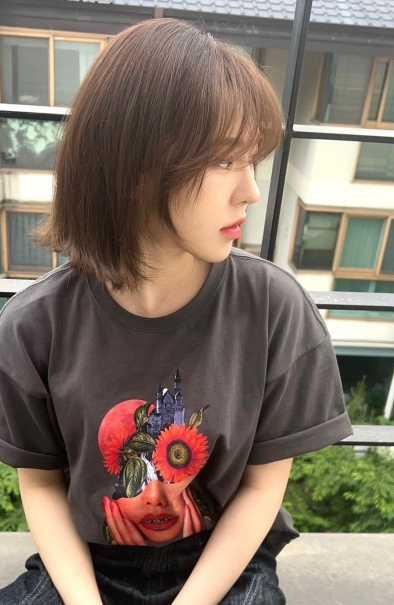 웬디가 오른쪽을 바라보고 있는 사진