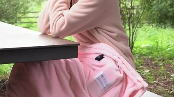 야외에서 사용 중인 분홍 전기 담요