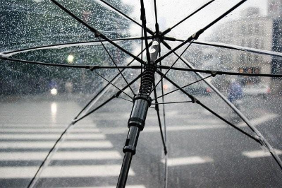 빗방울 맺혀 있는 투명 우산