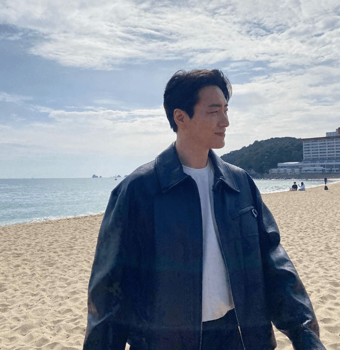 배우 이준혁 바닷가 앞 사진