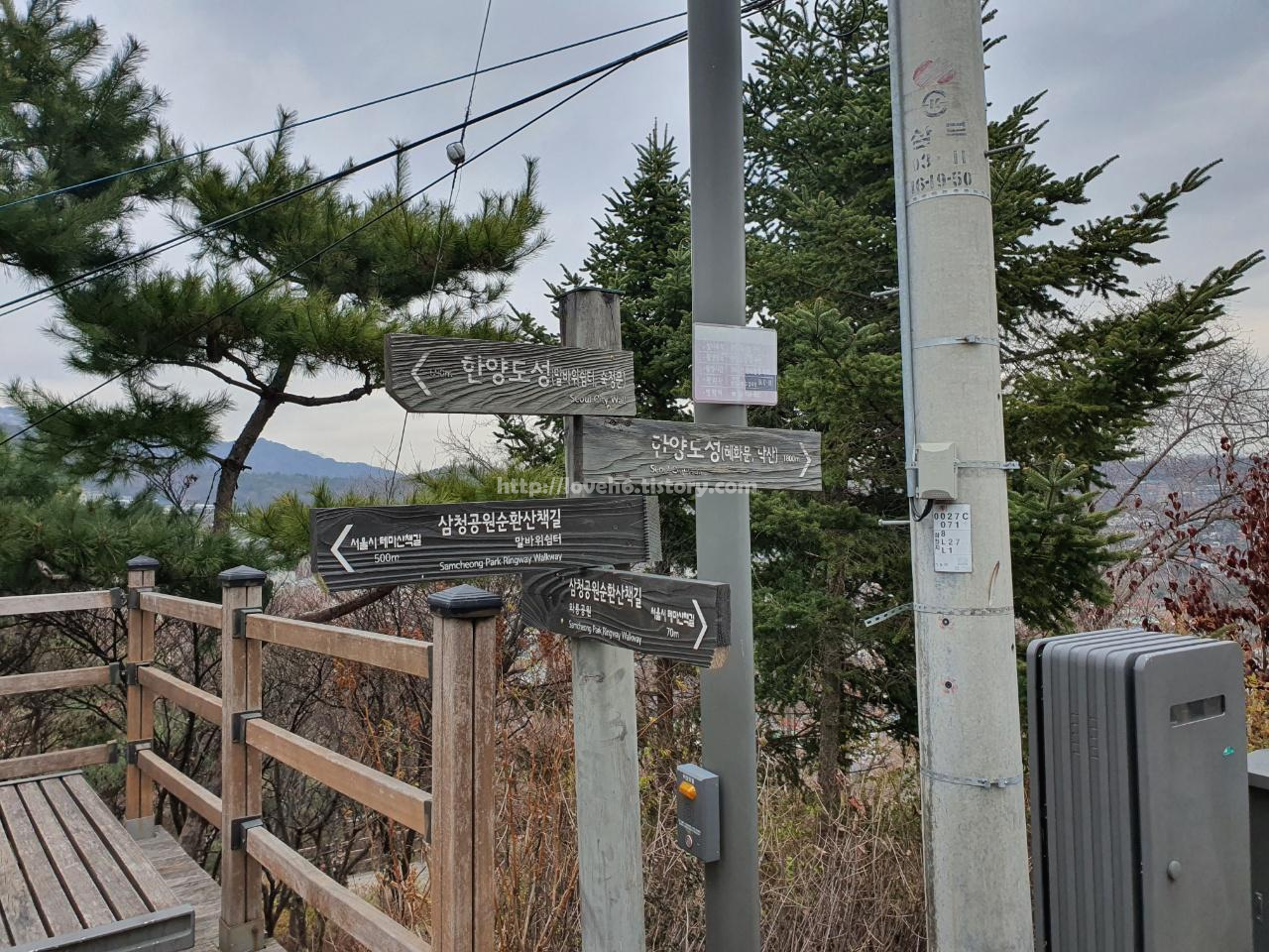 북악산_北岳山_Bukaksan/조금 더 올라가면 이렇게
방향 표지판이 나옵니다
저는 한양도성 밀바위쉼터쪽으로
가겠습니다
표지판을 정면으로 바라보았을때 기준으로 왼쪽으로 가시면 됩니다