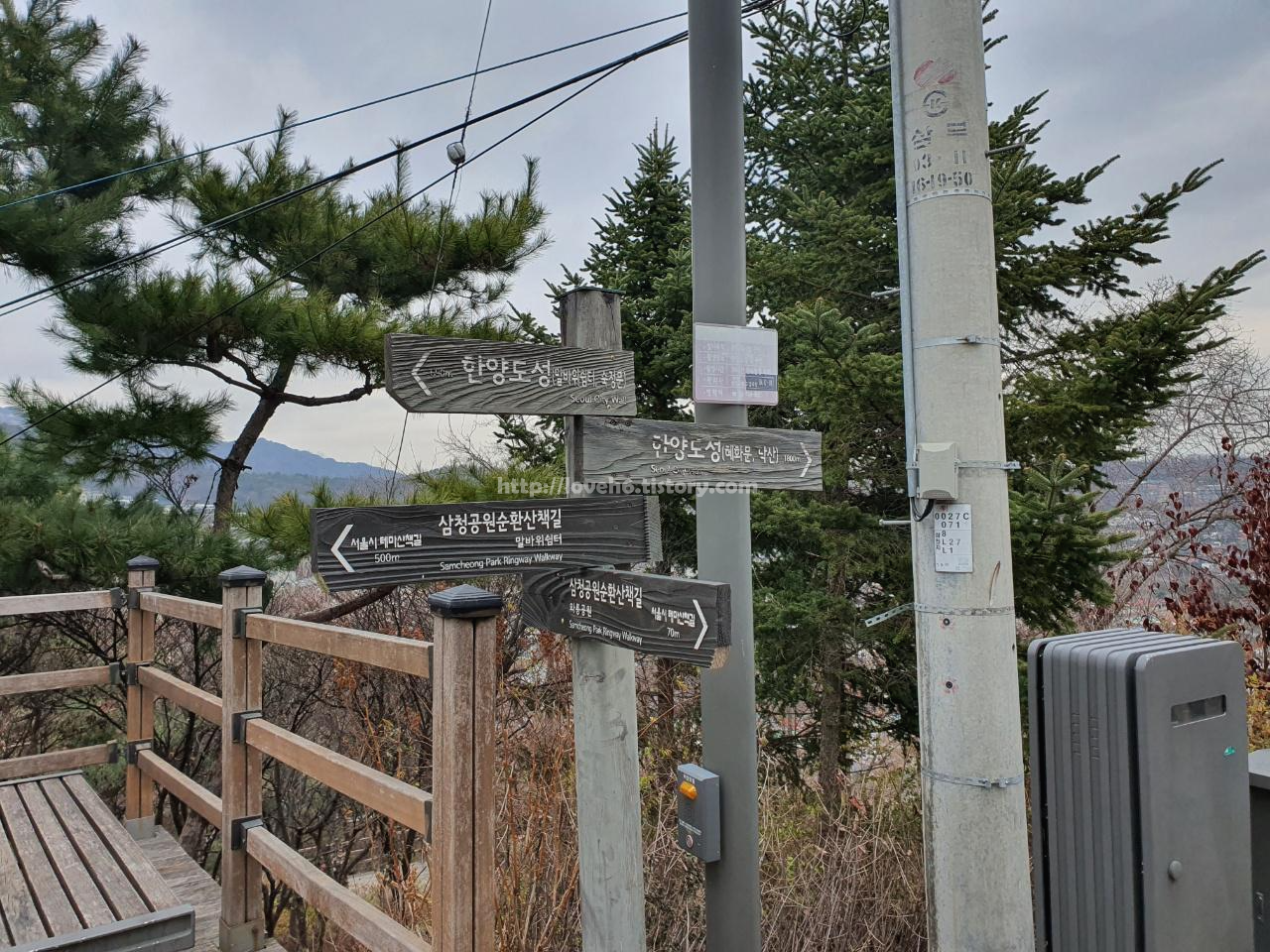 북악산_北岳山_Bukaksan/조금 더 올라가면 이렇게

방향 표지판이 나옵니다

저는 한양도성 밀바위쉼터쪽으로

가겠습니다
표지판을 정면으로 바라보았을때 기준으로 왼쪽으로 가시면 됩니다