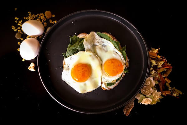 후라이팬에 두개의 계란후라이가 올려져 있는 사진
