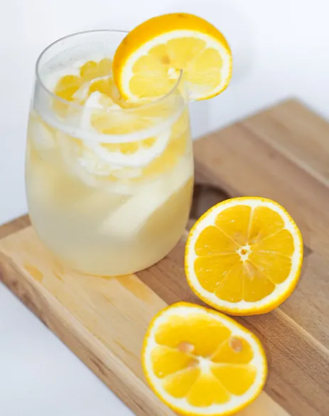 물잔 안에 레몬이 담겨져 있다.