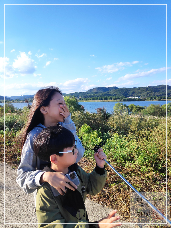 강가-가족-산책-다정하게-풍경-달을품은태양-아이들-모습