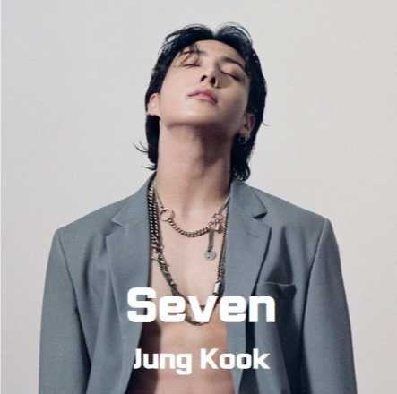 BTS의 멤버 정국이 서서 눈감고 있는 사진