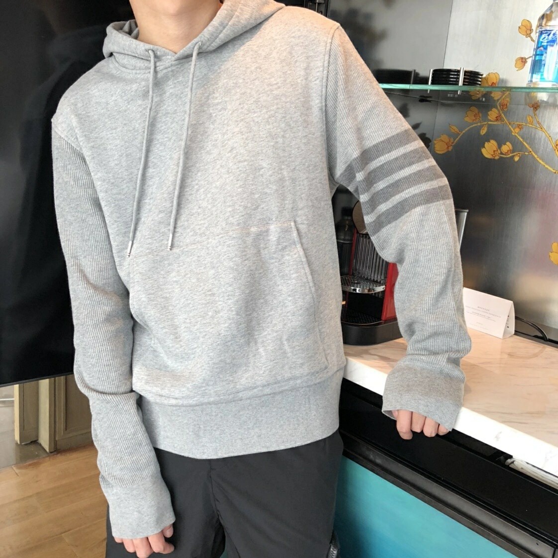  [THOM BROWNE] 톰브라운 라이트 그레이 클래식 루프백 립 슬리브 4-바 스웨트 셔츠 후드 티셔츠 스웨터 MJT236A03377055