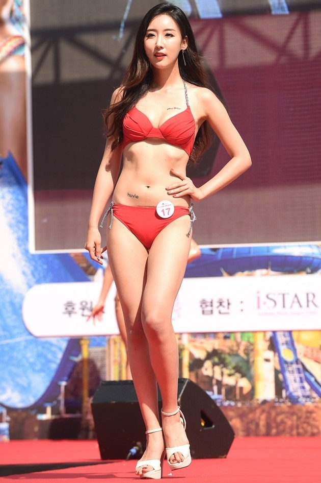  2016 오션월드 대회에서 대상을 받은 한리나