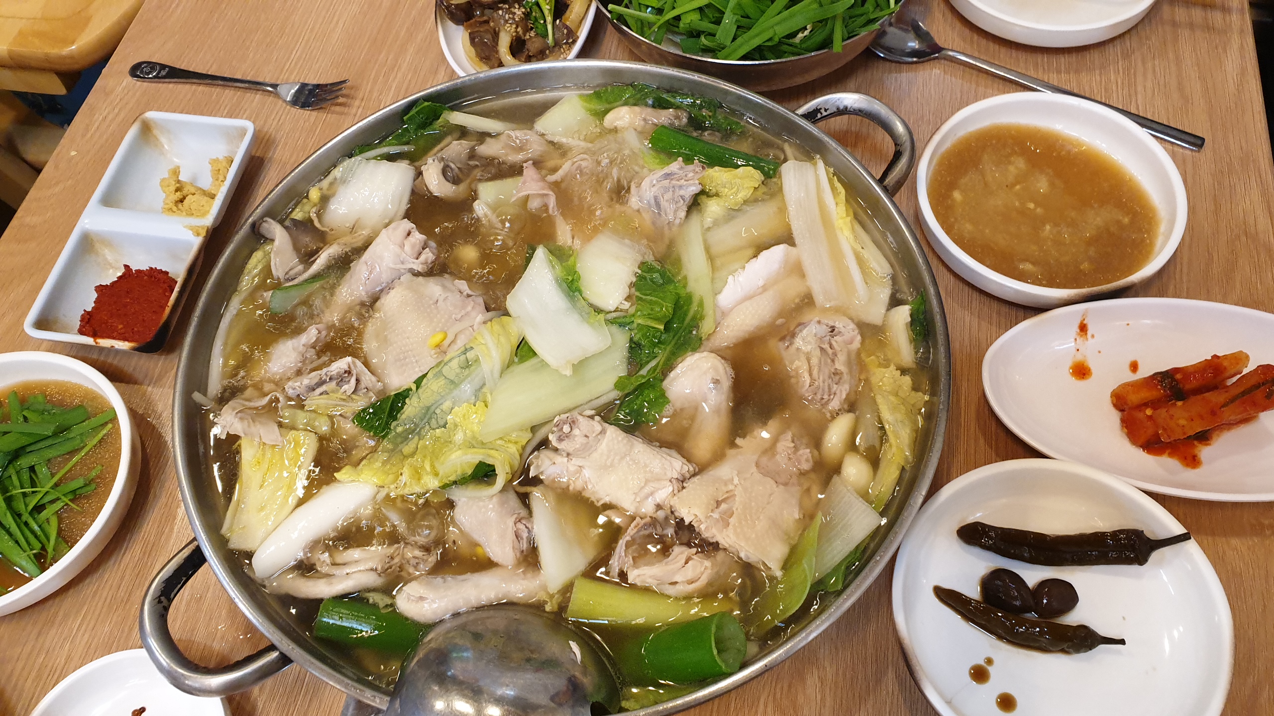  푸짐함에 한번 저렴한 가격에 한번 더 놀라는 맛집, 장원 닭한마리 본점