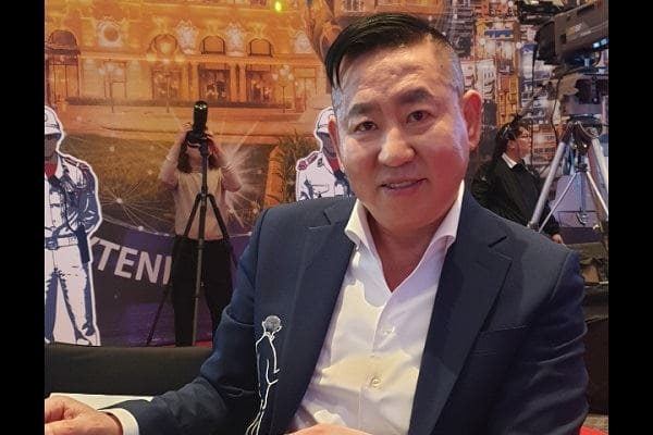  김정숙 옷 값 논란 중심에 선 양해일 디자이너는 누구인가