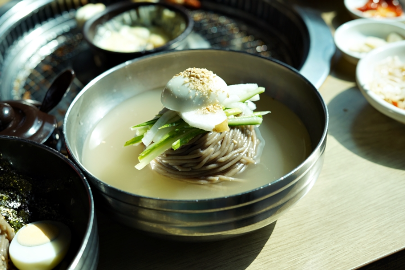 깔끔한 동치미 국물의 물 막국수