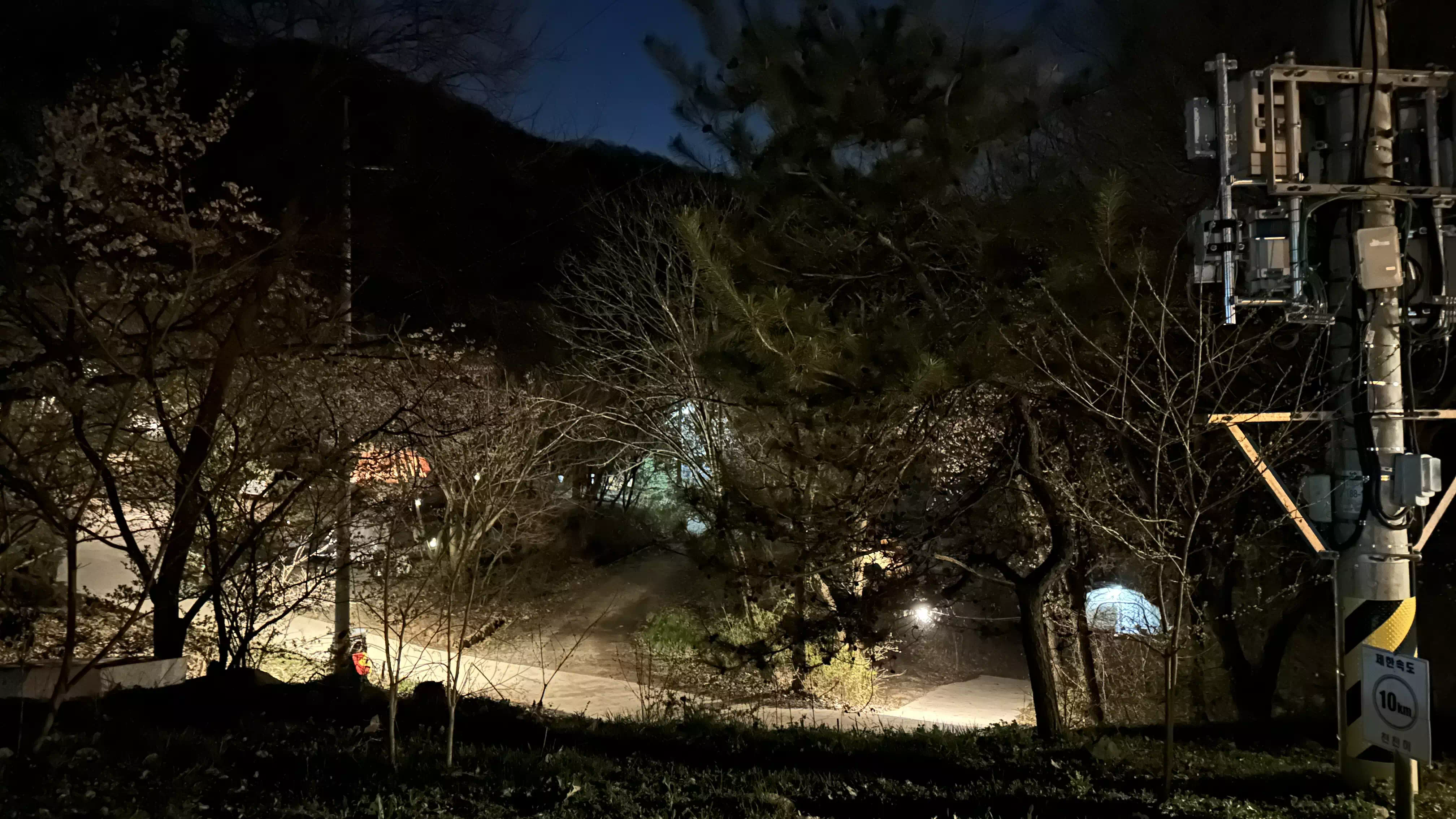 밤의 캠핑장 모습