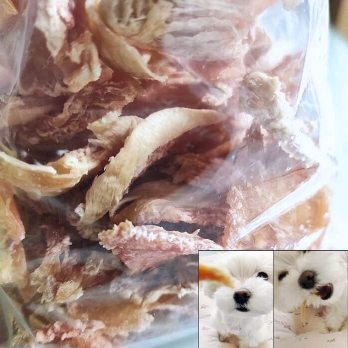 닭가슴살 육포가 지퍼백에 담겨져 있는 모습과 하얀 털의 말티즈 강아지가 맛있게 먹고 있는 모습