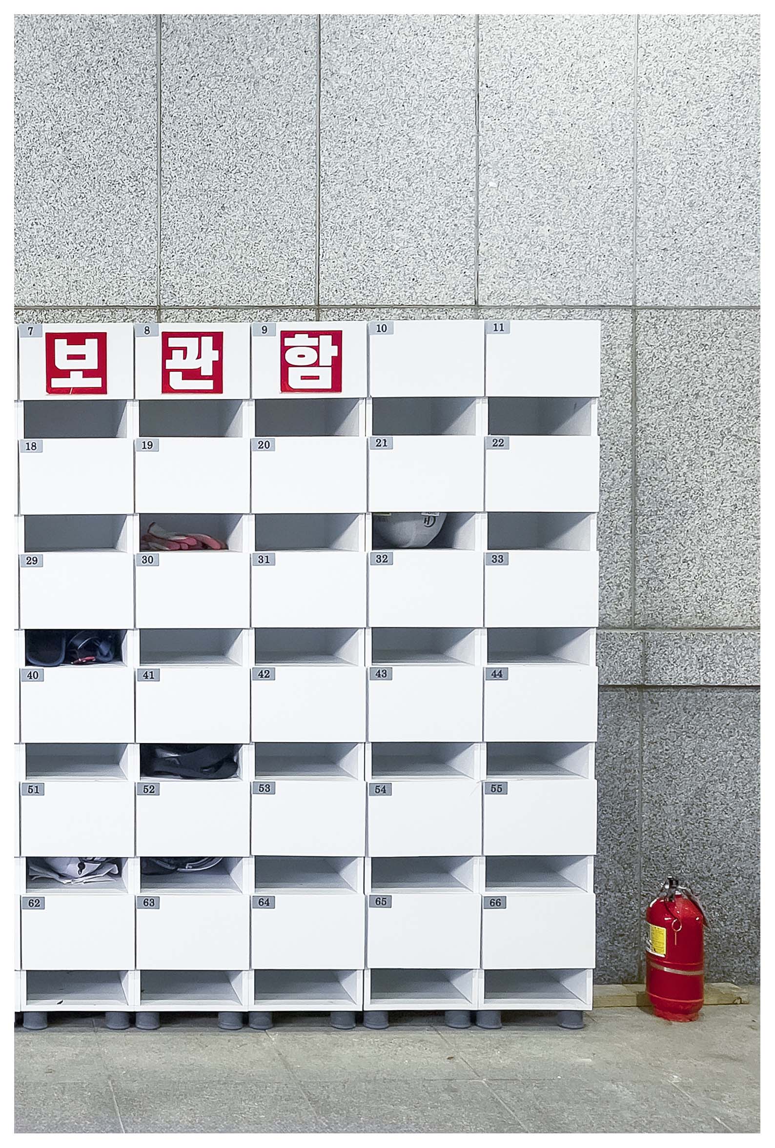 안전모 보관함의 구조와 빛의 입사로 생기는 명암 대비