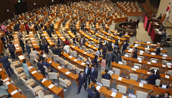 국회에서 열린 본회의에서 김진표 국회의장이 채상병 특검법안을 직권상정하자 국민의힘 의원이 퇴장하고 있다. 강정현 기자 [출처:중앙일보] https://www.joongang.co.kr/article/25247190