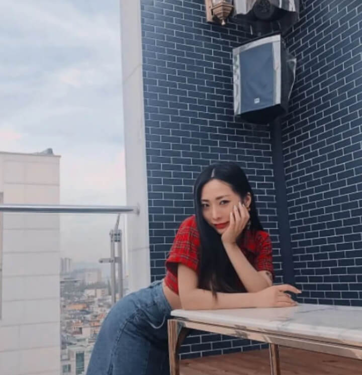 손에-얼굴-기대며-셀카-찍는-허니제이
