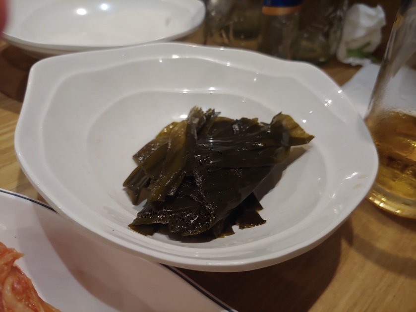 흰-접시에-담긴-나물