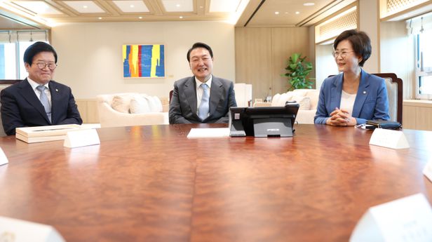  ‘젠더 갈등’ 지적에 尹 “정신 번쩍, 여성에 과감한 기회 줄 것” 박병석 국회의장, 김상희 국회 부의장 여성이어서 평가를 제대로 받지 못한 게 누적돼 그럴 것 시야가 좁아, 더 크게 보도..