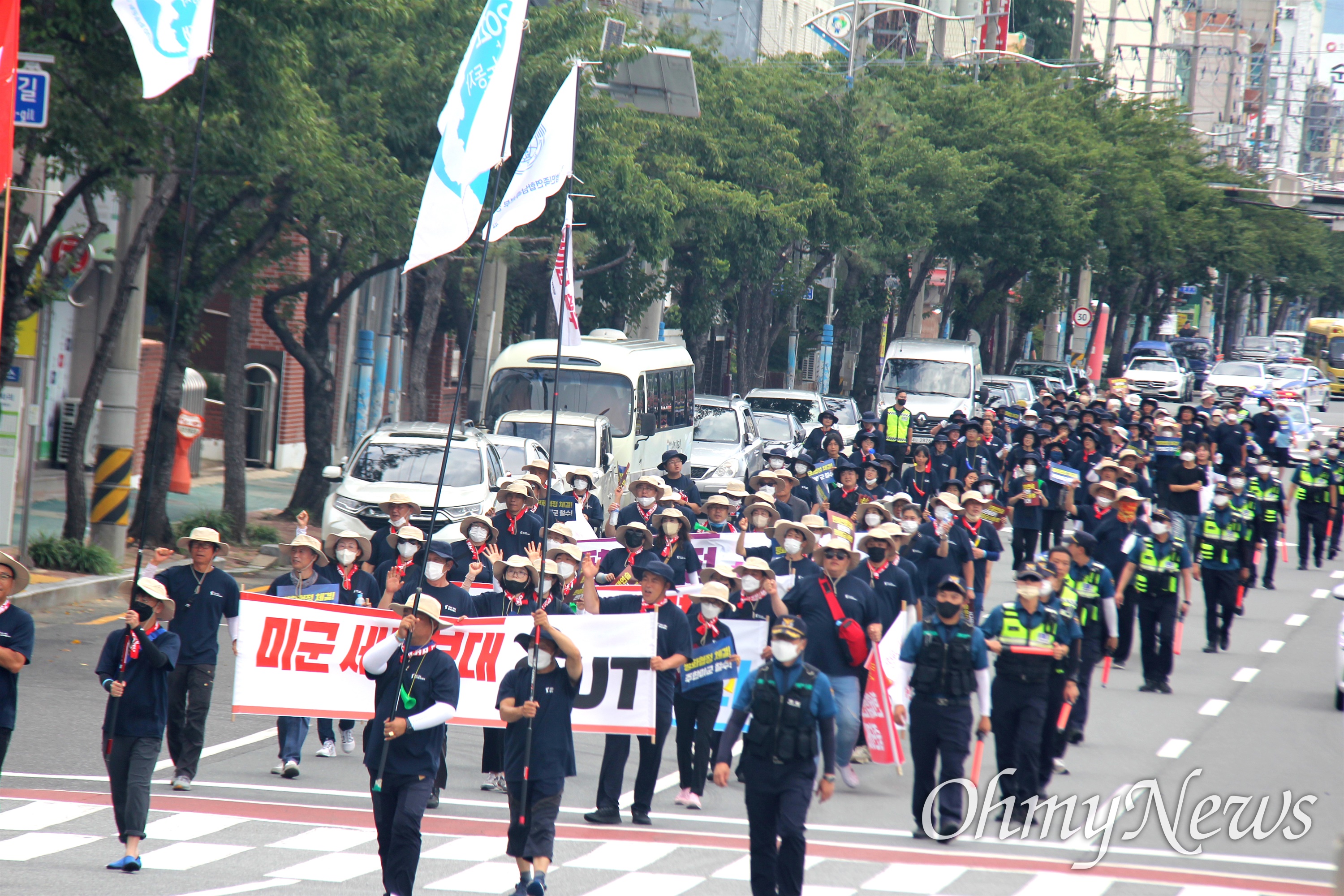  주한미군 기지 앞 시민들 "미군 꺼져라" 외쳐