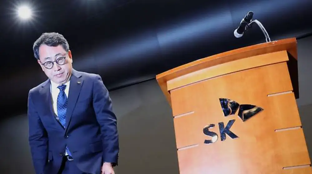 SKT 해킹사고로 사과하는 SKT 임원