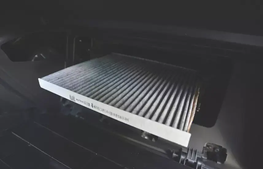 새로운-자동차-에어컨-필터-장착하는-이미지