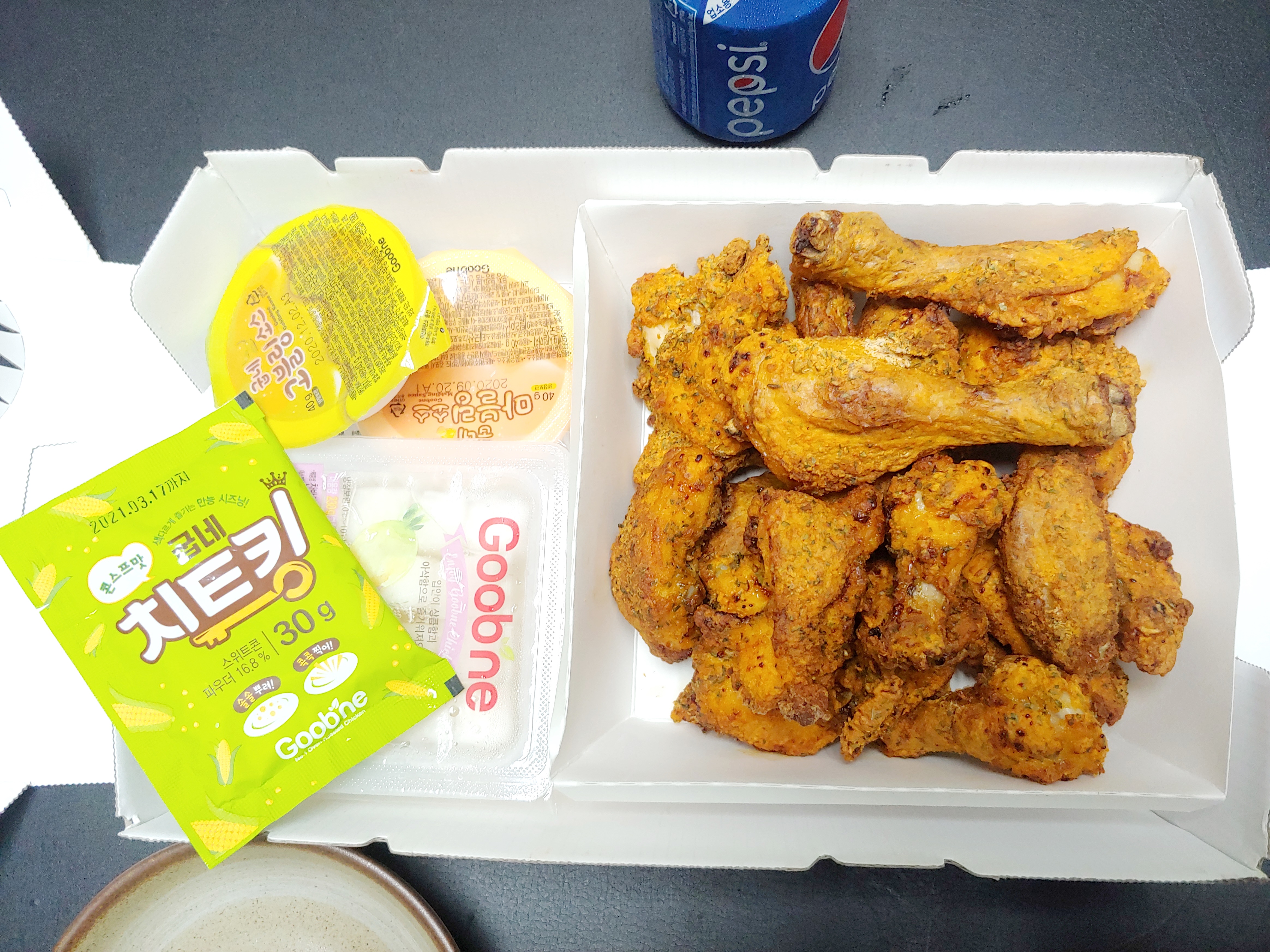  굽네치킨 고추바사삭 + 바게트볼 + 치트킹의 조합이 궁금하시다면 ?