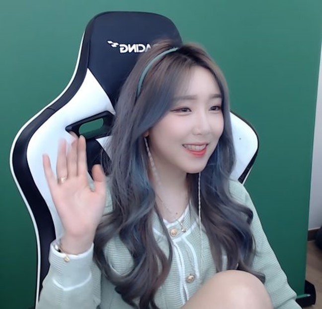  아프리카 TV 여성 BJ 효딤 엄효심, 게임 생방송 중 미필 냄새 군인 비하 발언 논란. 주소 bj.afreecatv.com/tladl5572