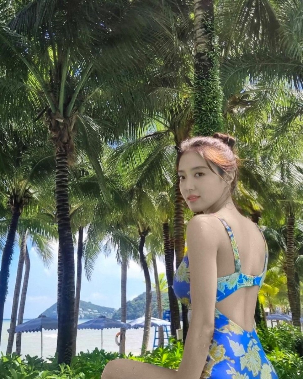  이세영, 이런 등 파인 수영복 자태는 처음...얼굴만 예쁜 게 아니네 "건강하고 섹시한 몸매"
