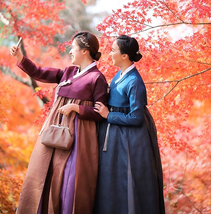 단풍을_배경으로_사진을_찍고_있는_두_여성