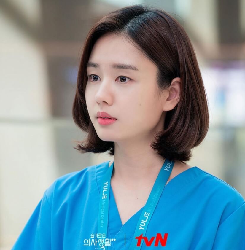 단발머리여성의모습