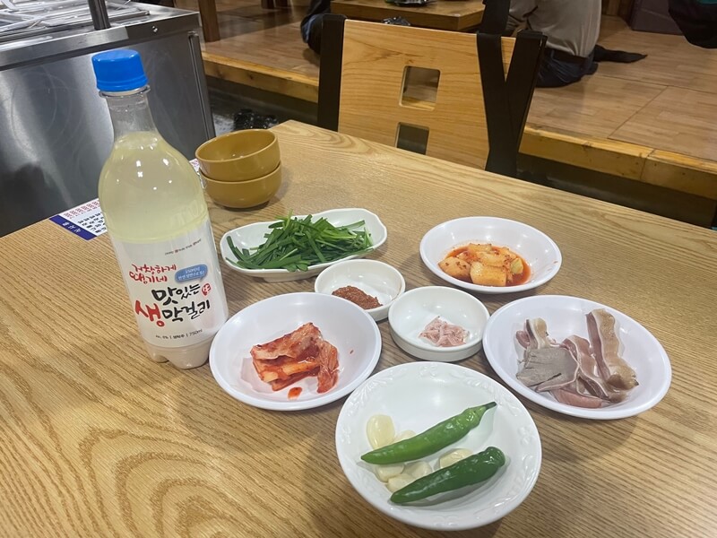 기본반찬이-깔끔하게-세팅된다