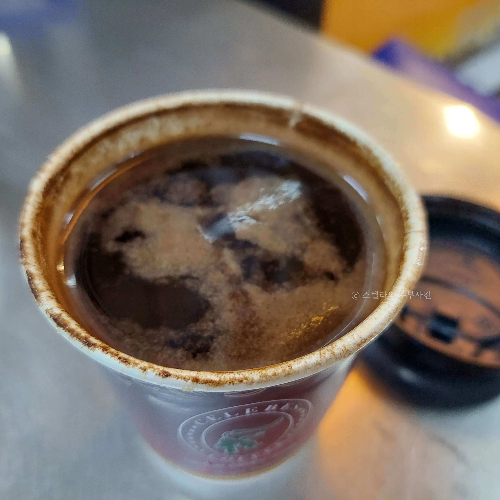 인도네시아 전통방식의 커피인 코피 뚜브룩은 커피가루에 뜨거운 물을 바로 타 마시는 방식&amp;#44; 우) 커피가루가 가라앉아있다. ⓒ 스텔라의 주부사전