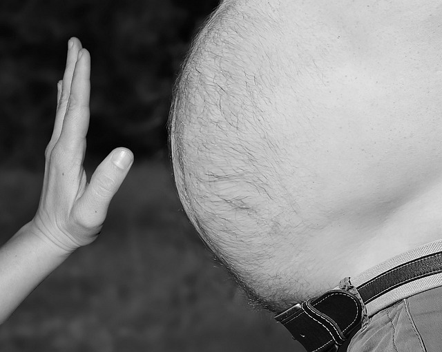 고혈압의 가장 큰 적인 비만을 상징하는 뱃살 사진입니다.