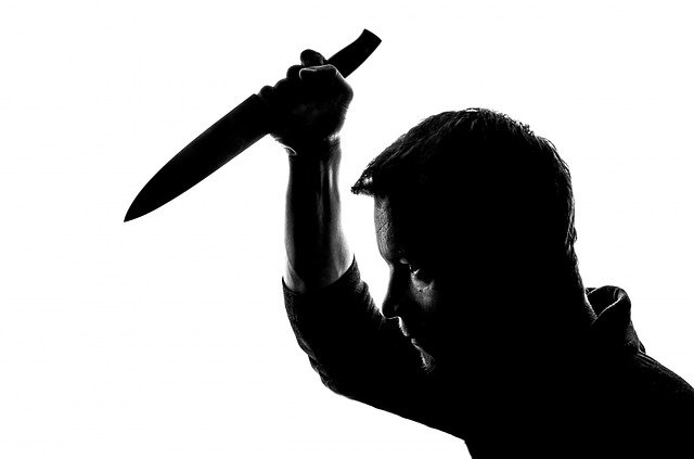 칼을 거꾸로 들고 살인을 하는 남성의 모습 사진