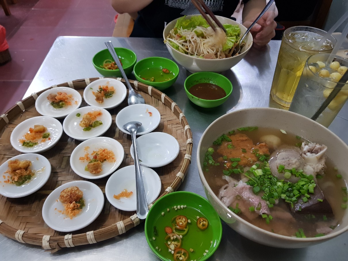 호치민 빈탄군 로컬 맛집 베트남 중부 음식 전문점 Quan Hue O Man - 베트남 중부 요리