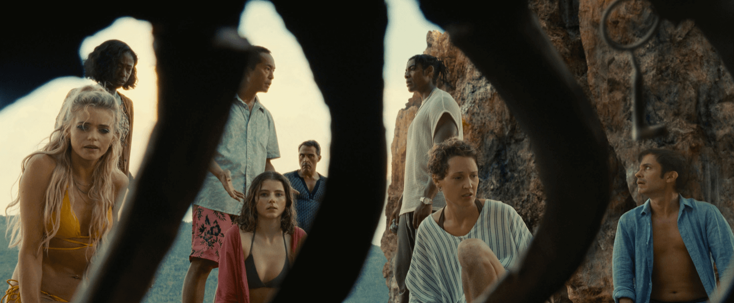 앙상한 뼈만 남은 시신을 바라보는 주인공들의 모습