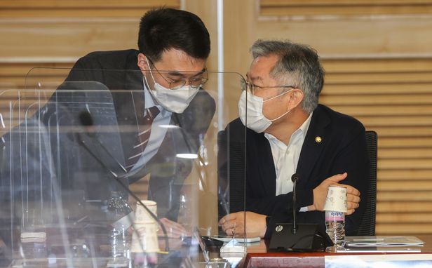  진중권 ‘이모 교수’를 이모로 해석하는 김남국 개콘 보는 듯 현재 스코어, 민주당 의원들의 완패 평가 바보들. 공격의 포인트를 전혀 못 잡는 듯 이모와 논문을 같이 썼다는 이야기는 처음 ..