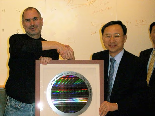 2004년 애플과 회의를 끝낸 뒤 스티브 잡스(왼쪽)에게 60나노 8기가 낸드플래시 웨이퍼를 선물하며 악수를 나누는 모습. 라인에서 처음 나온 웨이퍼 중 첫 제품은 이건희 회장&#44; 두 번째 제품을 잡스에게 선물했다.
