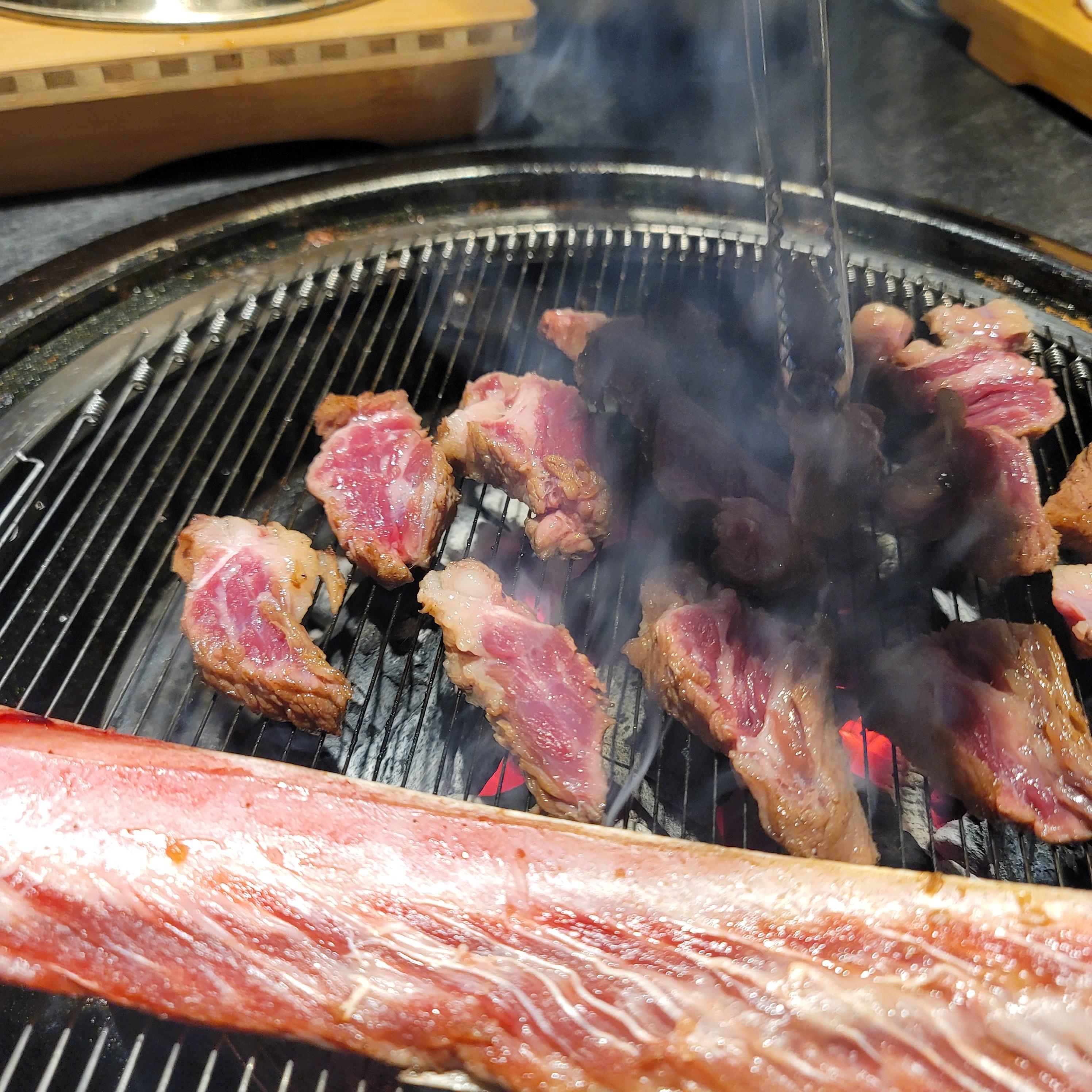 숯불에 구운 고기 사진