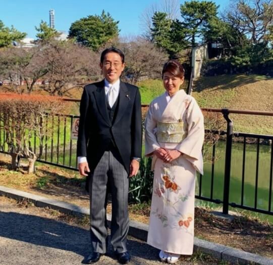  [이런게 선진국이다] 일본 기시다 총리와 부인 이야기...VIDEO: 岸田新首相の妻が告白　お好み焼きの決め手は「にんにくチューブと味の素」