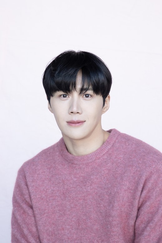 L&#39;acteur sud-coréen Kim Seon-ho fait un don pour soutenir les jeunes autonomes en Corée