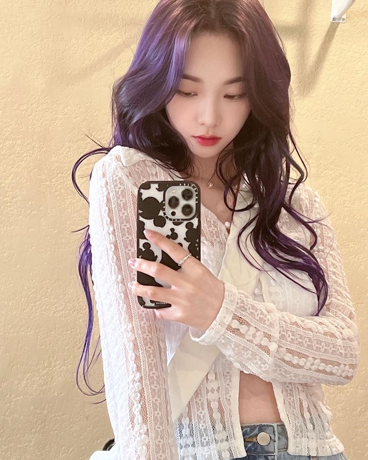  카리나 사복 패션