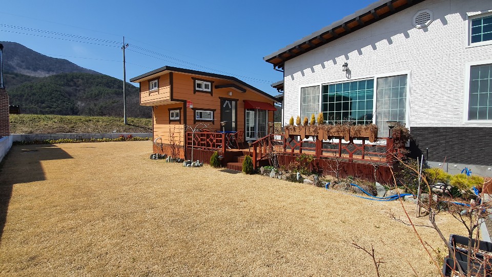  (땅나라 223번) 경남 함안 군북소재 동남향 텃밭, 정원넓은 경치좋은 곳 위치한 건축년령 2~3년된 전원주택 매매입니다.  /  문의 055)585-0053
