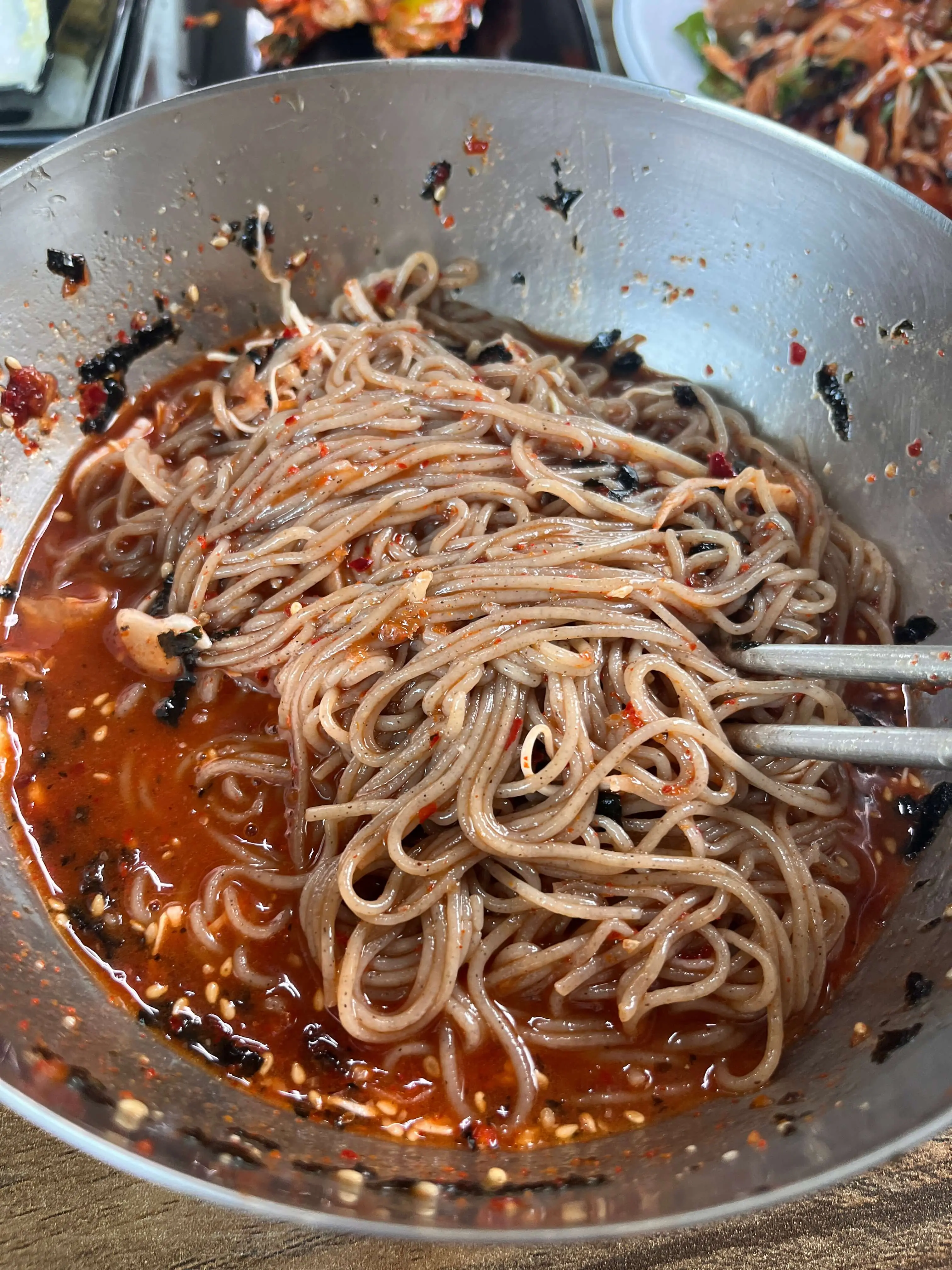 참기름&amp;#44; 설탕을 넣고 잘 비벼진 막국수