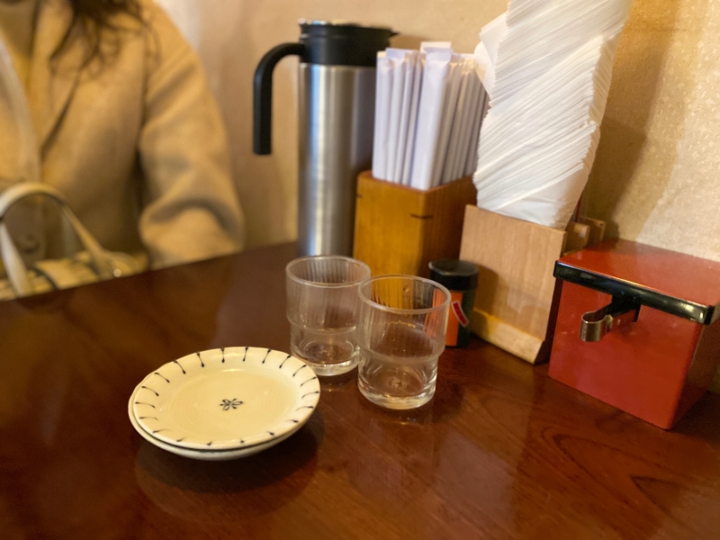 접시2개와 유리컵2개가 놓여있는 테이블