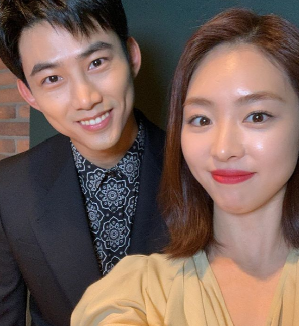  미모의 비연예인과 열애인정, 옥택연