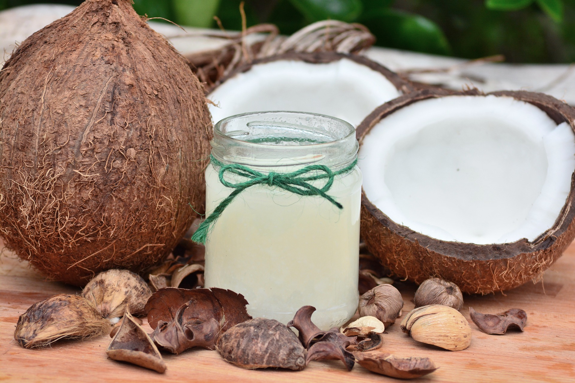 코코넛 열매&#44; 반으로 자른 상태의 코코넛&#44; 유리병
